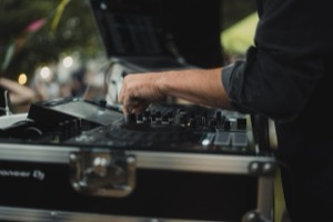 Besucherinnen und Besucher vor dem DJ Trailer in Worms