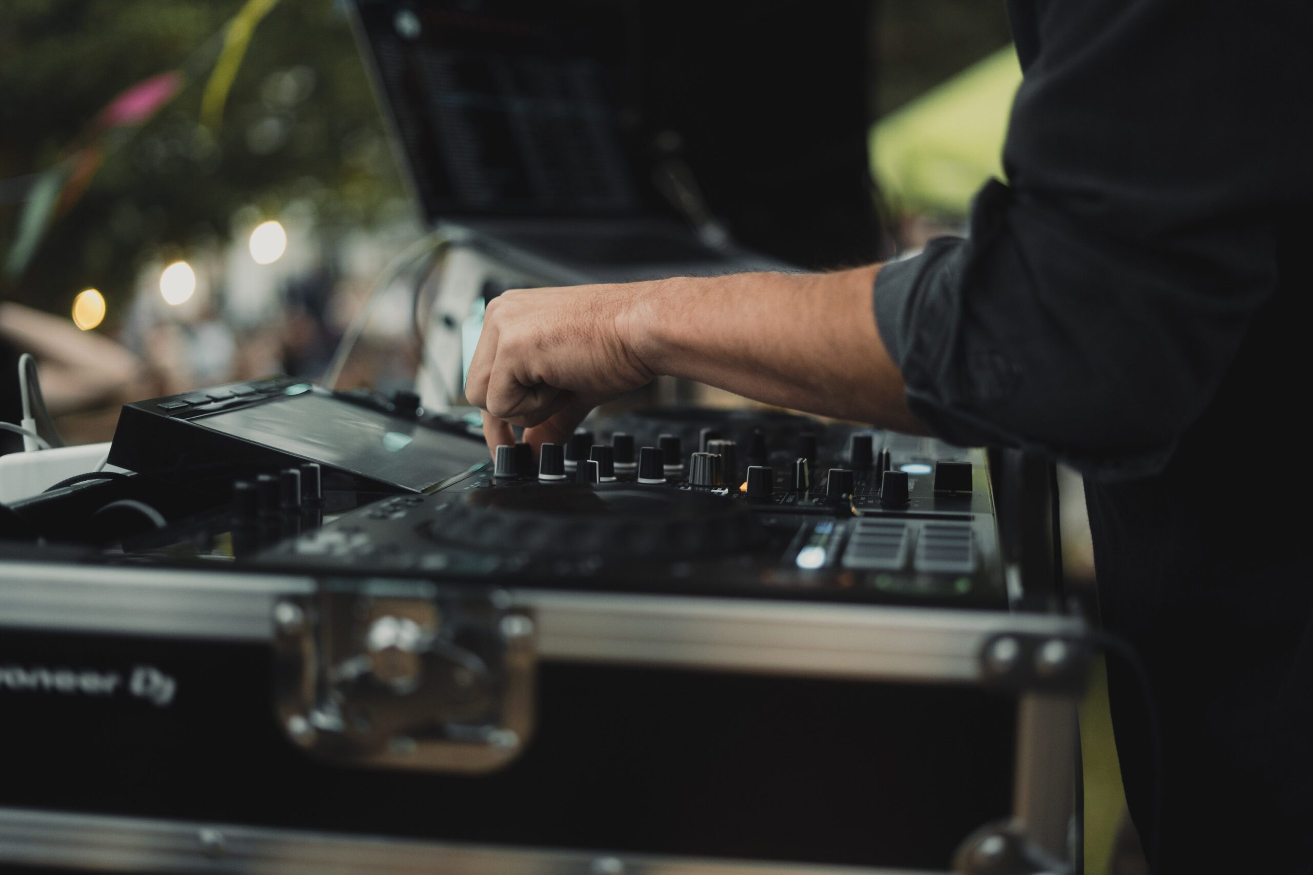 Besucherinnen und Besucher vor dem DJ Trailer