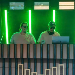 DJs am Trailer bei gruenem Licht