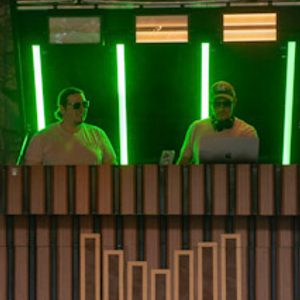 Zwei DJs hinter dem Trailer mit grünen Lichtern