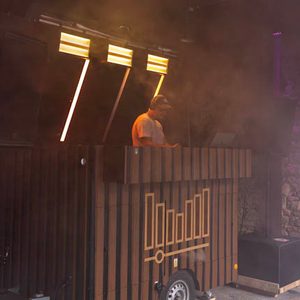 DJ Trailer im warmen Licht einer Abendveranstaltung