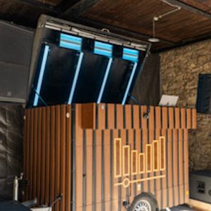 Seitenansicht des DJ Trailers mit Lautsprechern