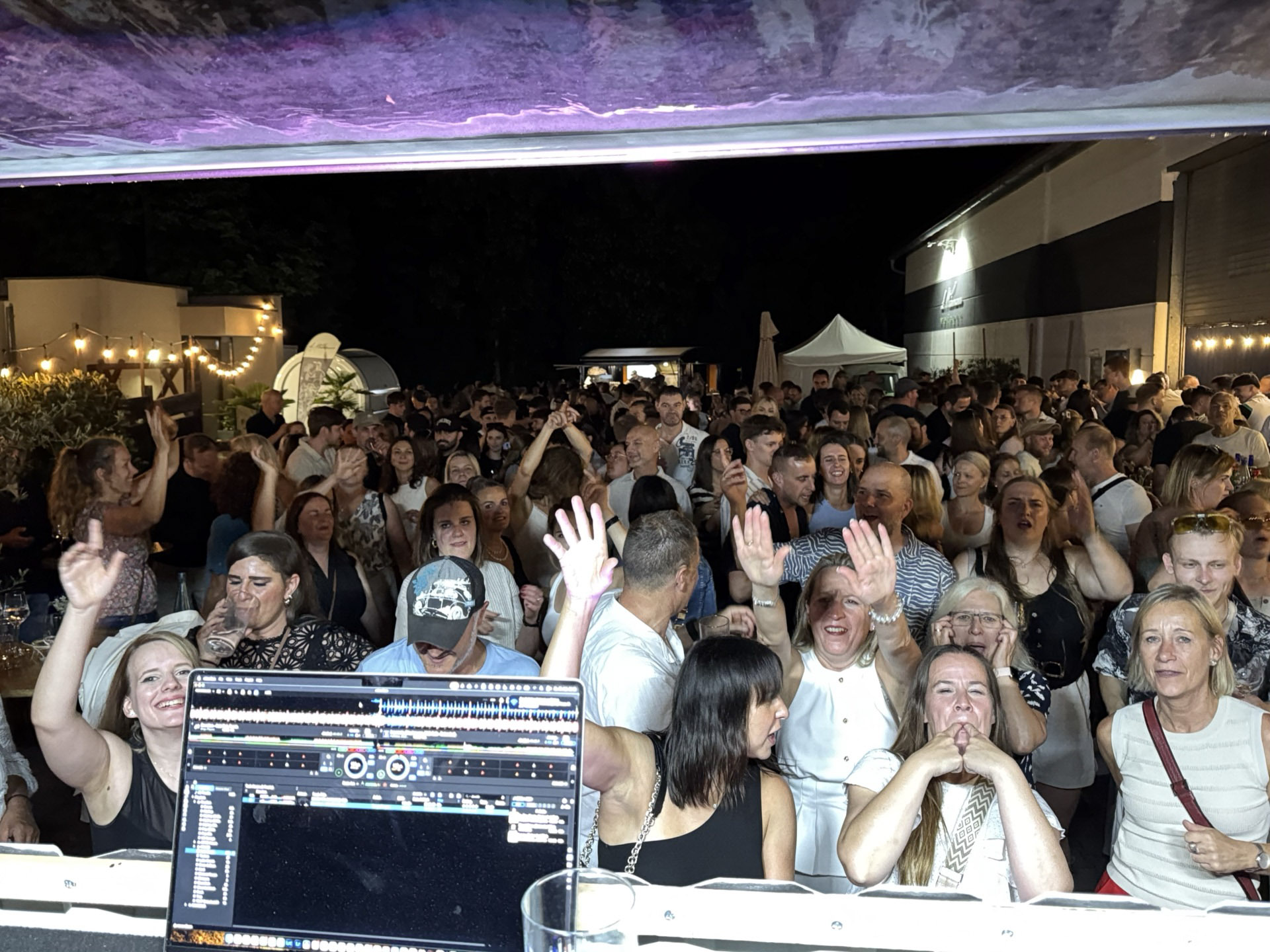 Tanzendes Publikum direkt vor dem DJ Trailer