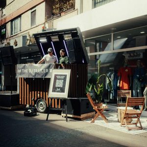 DJ Trailer auf einer Outdoor-Location in der Stadt