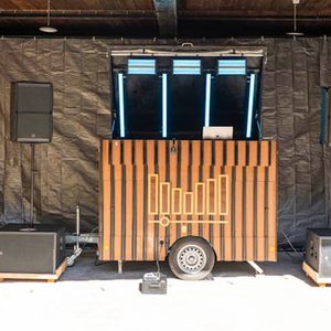 DJ Trailer mit aufgebautem Soundsystem bei Tageslicht
