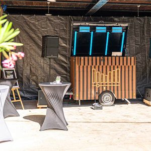 DJ Trailer mit Stehtischen bei einem Open-Air-Event