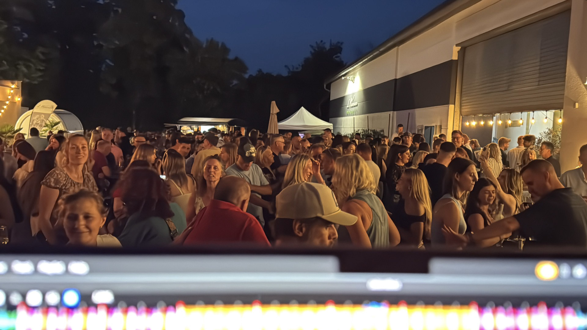 Publikum feiert vor dem DJ Trailer bei einer Veranstaltung