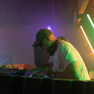 DJ bei der Performance im farbigen Veranstaltungslicht
