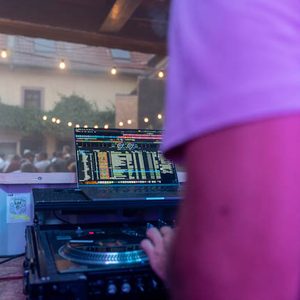 Zwei DJs am Trailer bei gruenem Licht