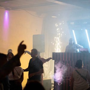 DJ Trailer mit Lautsprechern und gruenem Licht