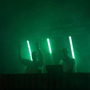 DJ hinter dem Trailer bei stimmungsvoller Beleuchtung