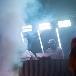 DJs am Trailer im Nebel bei weissem Licht
