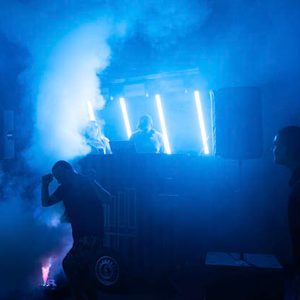 Publikum als Silhouetten im blauen Veranstaltungslicht