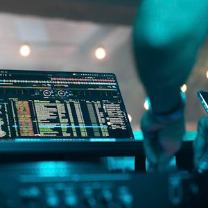 Nahaufnahme des DJ-Setups mit Bildschirm