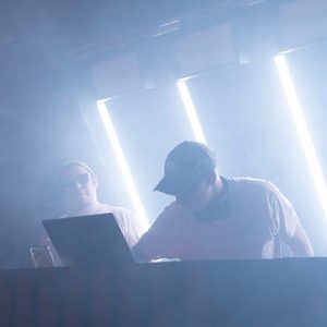 DJs am Trailer im Nebel und hellen Scheinwerfern