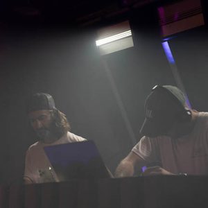 Zwei DJs am Trailer bei weissem Licht