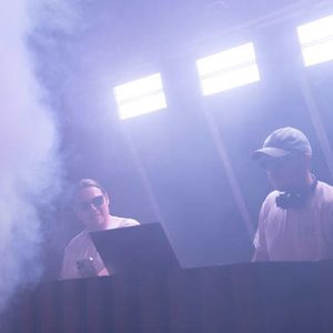 Zwei DJs im violetten Veranstaltungsnebel