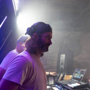 DJ an der Konsole aus seitlicher Perspektive