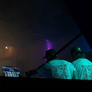 DJs bei der Arbeit hinter dem Mischpult
