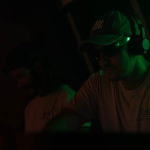 Nahaufnahme eines DJs im gruenen Licht