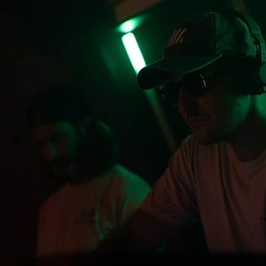 DJs am Trailer bei gruenem Licht