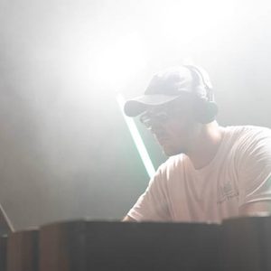 Nahaufnahme eines DJs im Gegenlicht