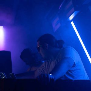 DJs bei blau-violetter Lichtstimmung