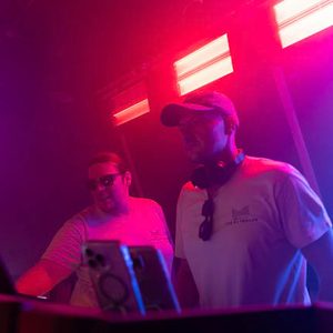 DJs bei einer Veranstaltung im roten Licht
