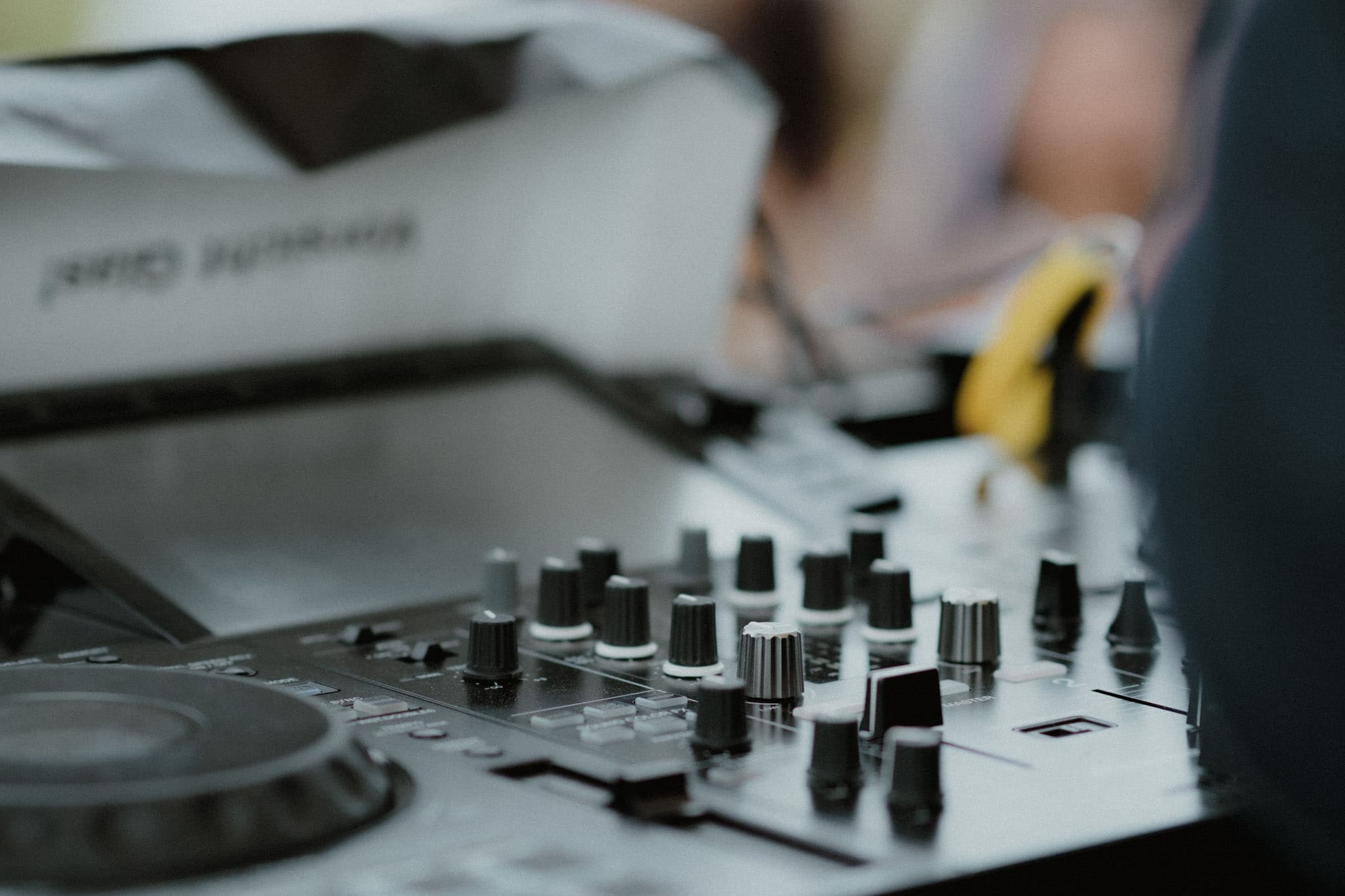 The DJ Trailer von außen – Seitenansicht des mobilen DJ-Anhängers