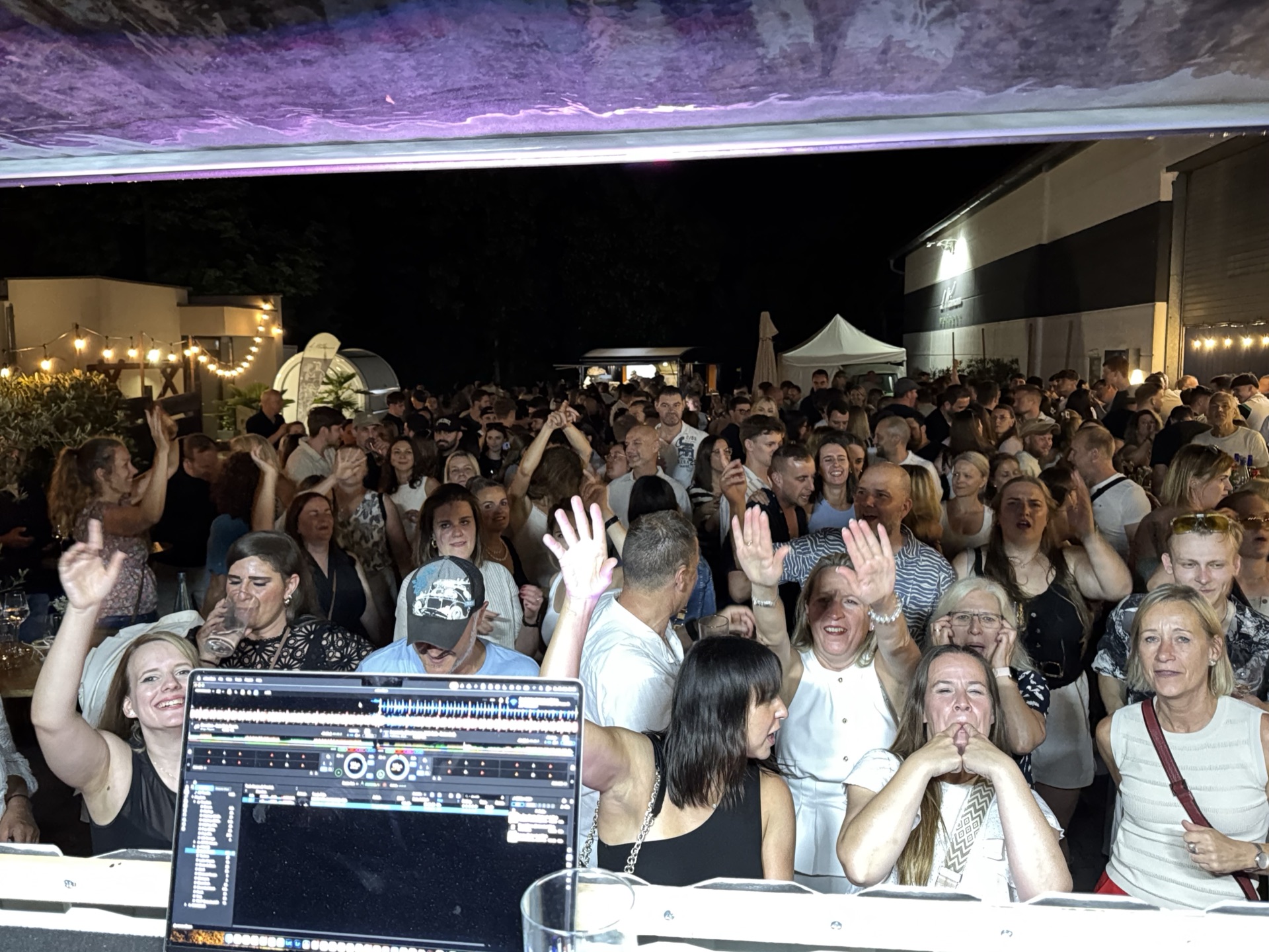 Voller Hof, alle tanzen – Weißweinparty 2026 Weingut Weinmann aus Sicht des DJ Trailers